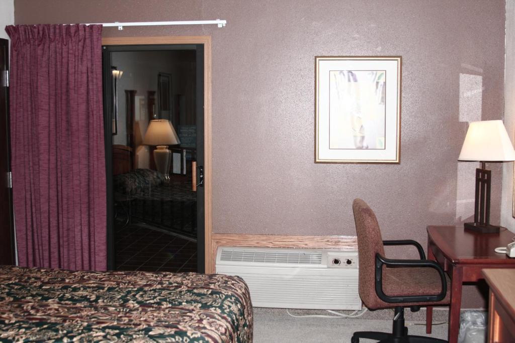 Gladstone Inn And Suites Jamestown Exterior photo